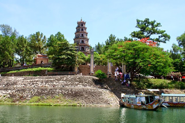 Những chiếc thuyền là cầu nối đưa du khách đến thăm chùa Những chiếc thuyền là cầu nối đưa du khách đến thăm chùa