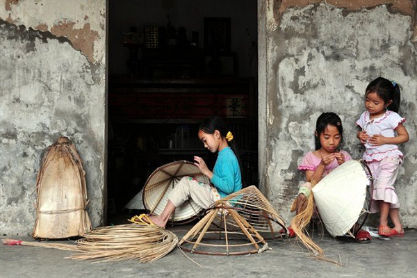 Ở Huế, các bé gái được dạy nghề từ rất sớm