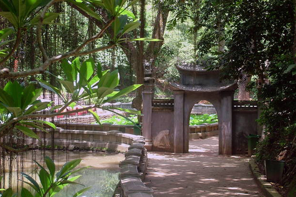 Cổng vào đền Giếng